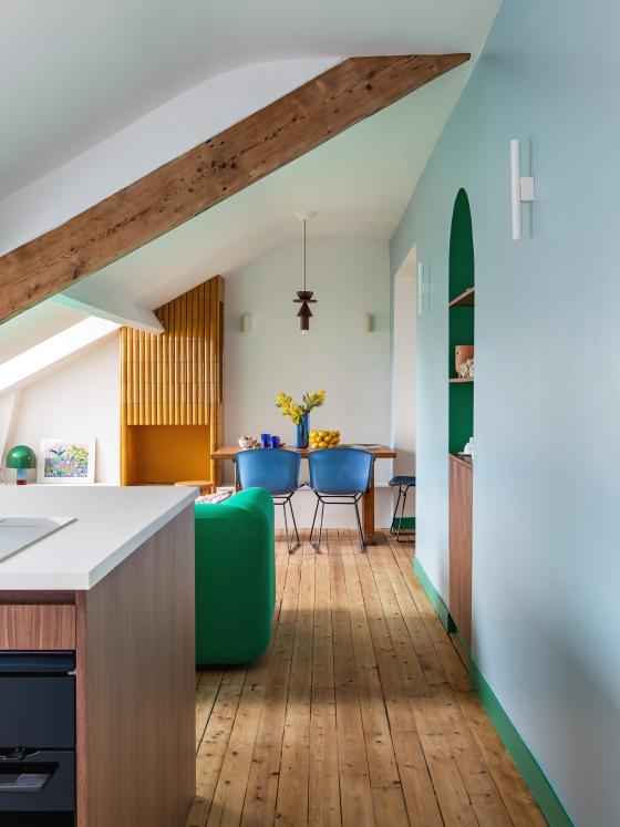 Appartement familial mansardé au style graphique et coloré