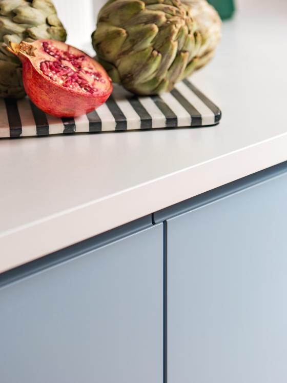 Gros plan d'une façade Ciel voilé à poignée intégrée