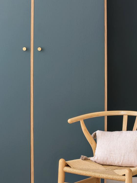 Un dressing bimatière Bleu paon et Chêne naturel