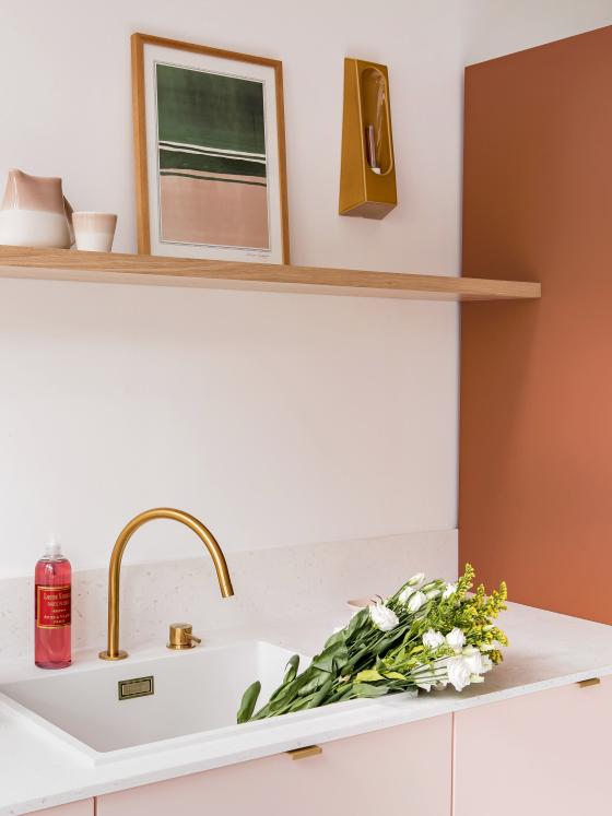 Cuisine marron Fauve et Rose calcaire avec détails laiton et étagère flottante