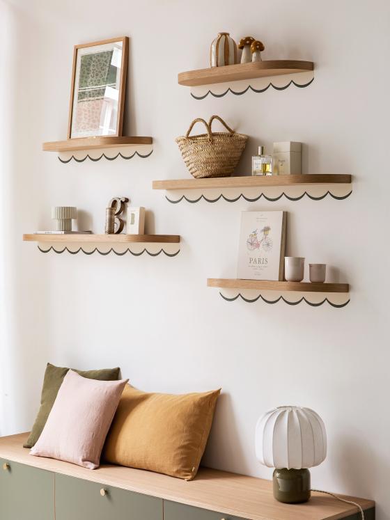 Banquette avec étagères et frise Coup de Théâtre Olive Bilboquet Deco  x Plum Living