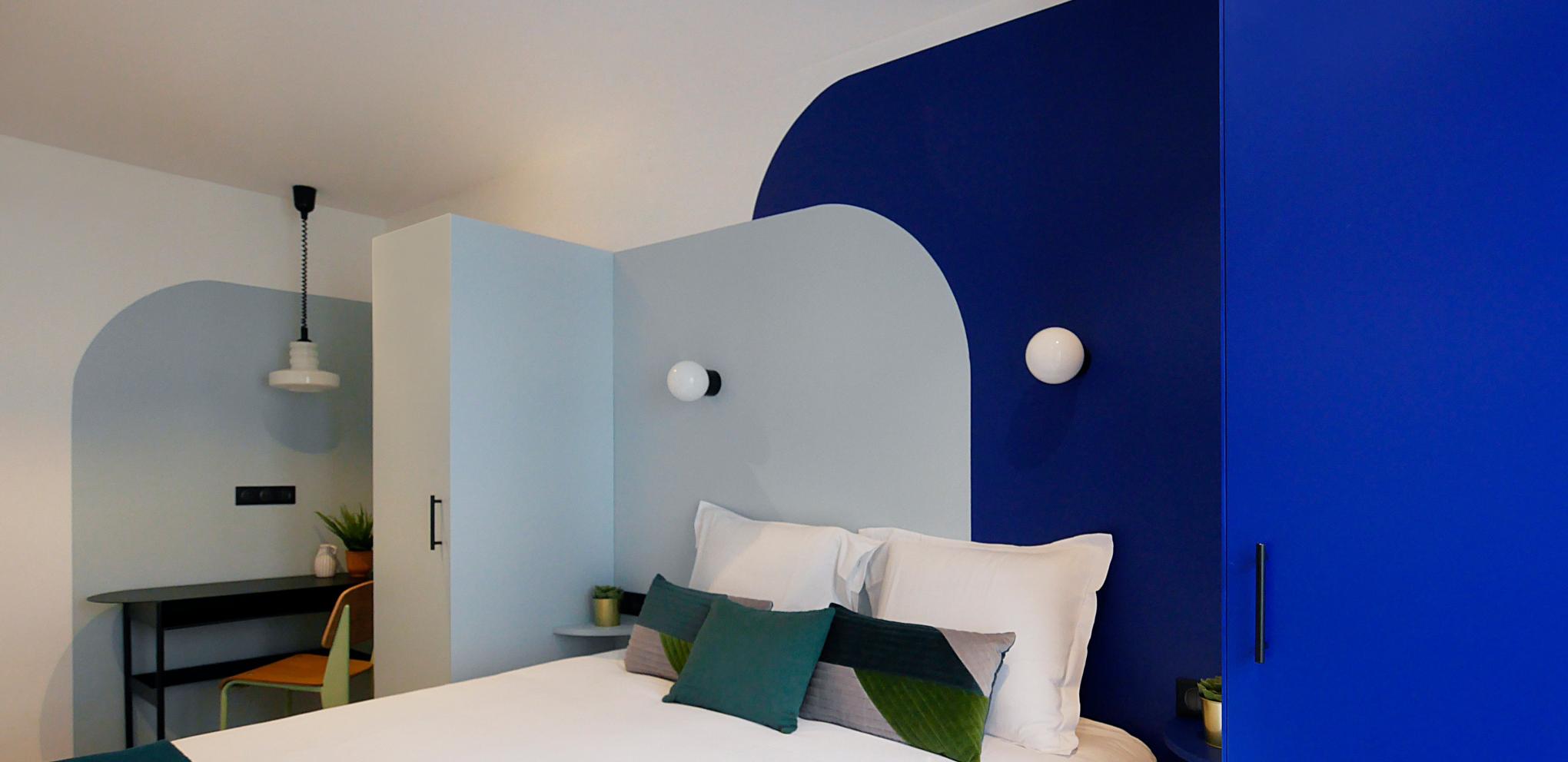 Bench in matte lacquered cane & brass plinth