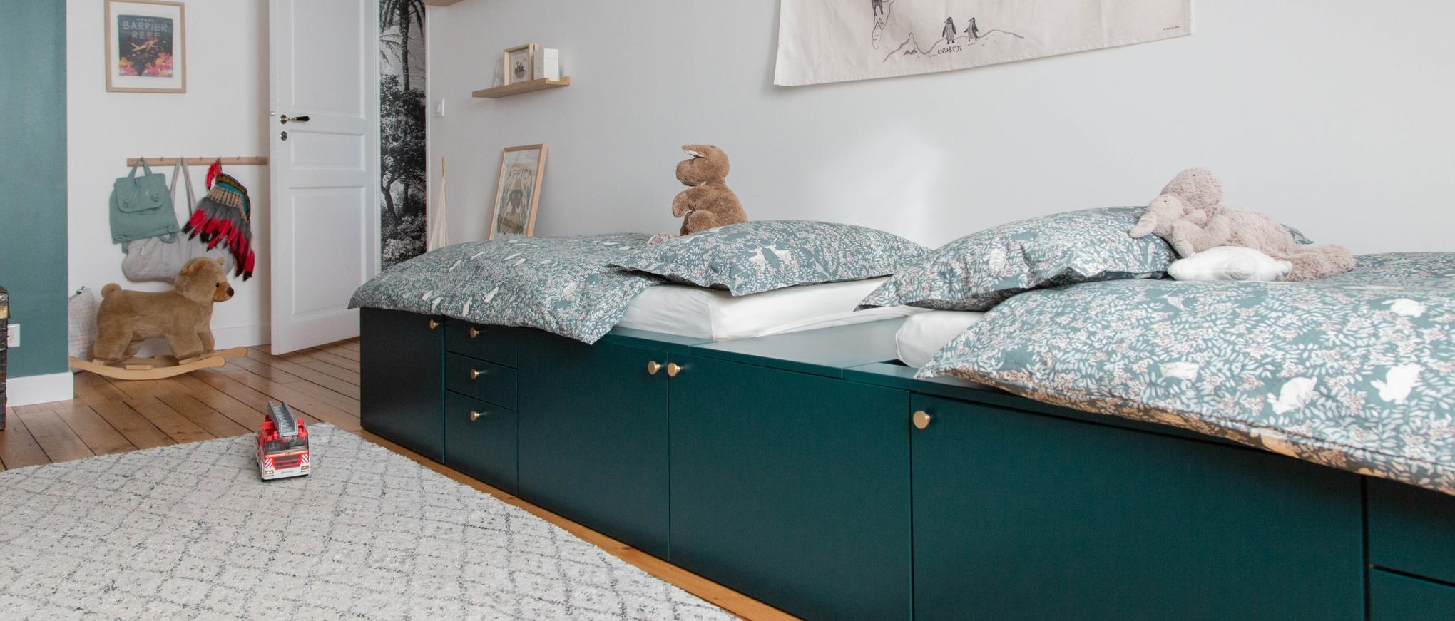 Lit podium bois clair peinture bleue