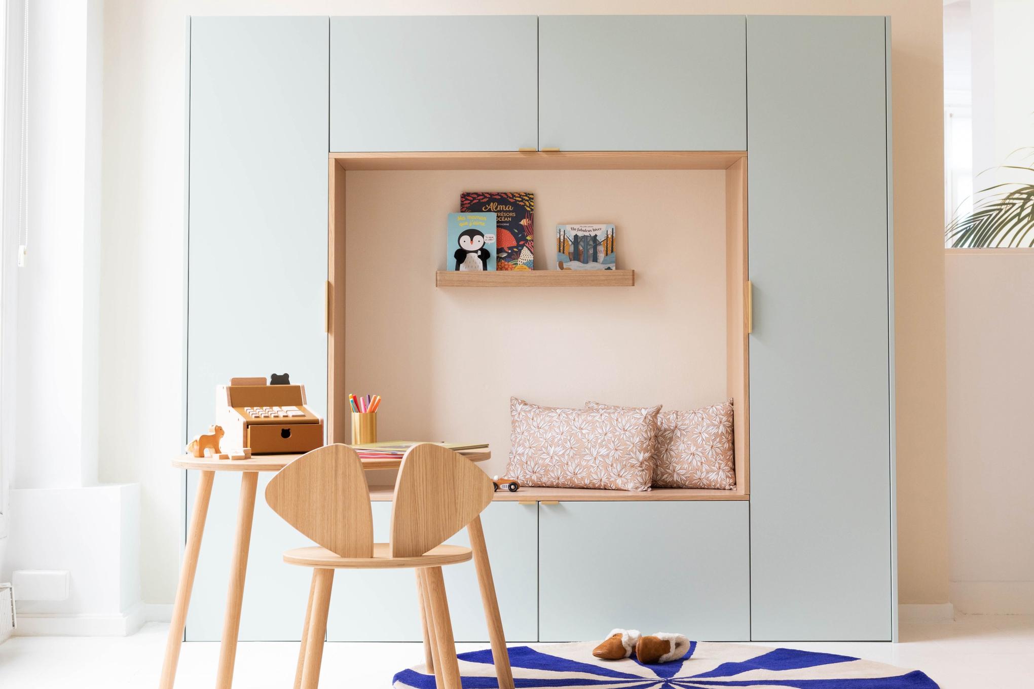 Arche pour enfant réalisée au Studio Plum Living avec nos façades lisses en laque mate Amandier grisé