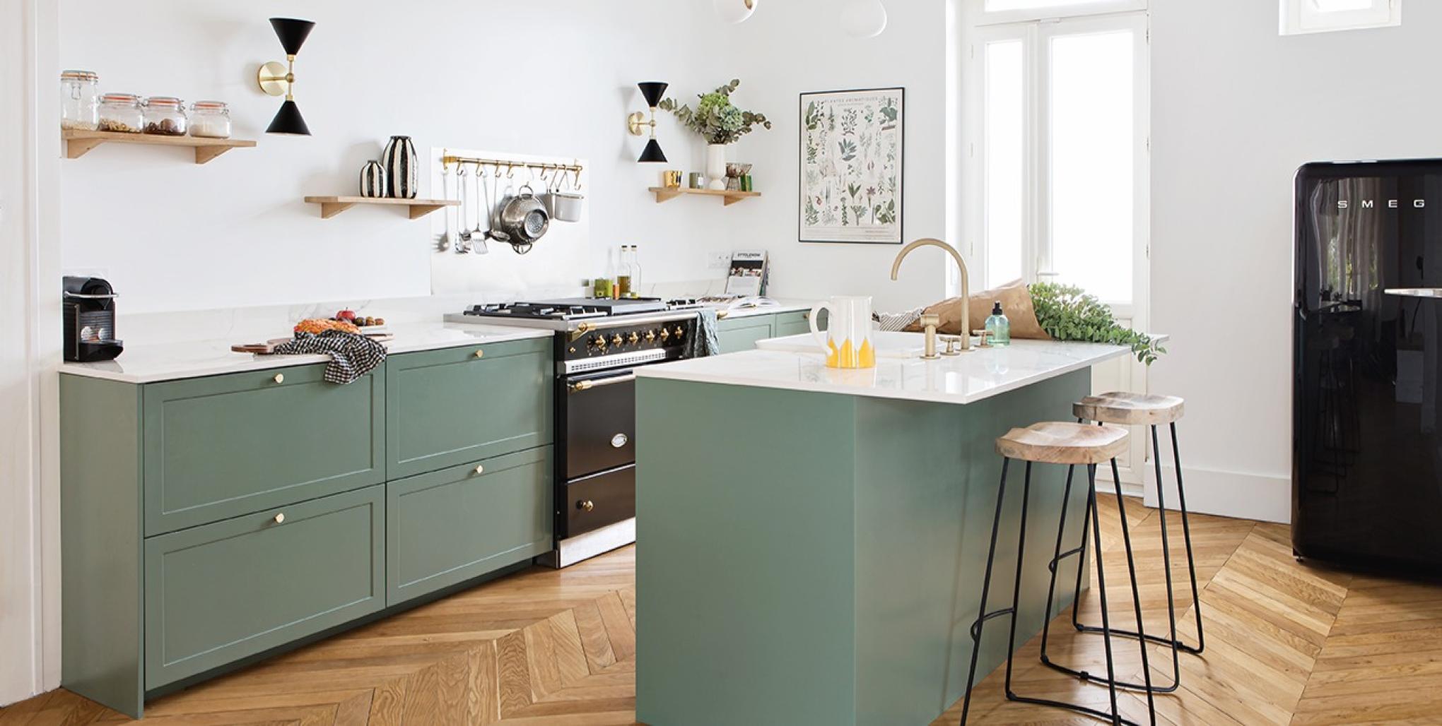 Projet Plum Living réalisé avec des façaces à cadre Vert de gris - ⓒ Hervé Goluza pour Plum Living