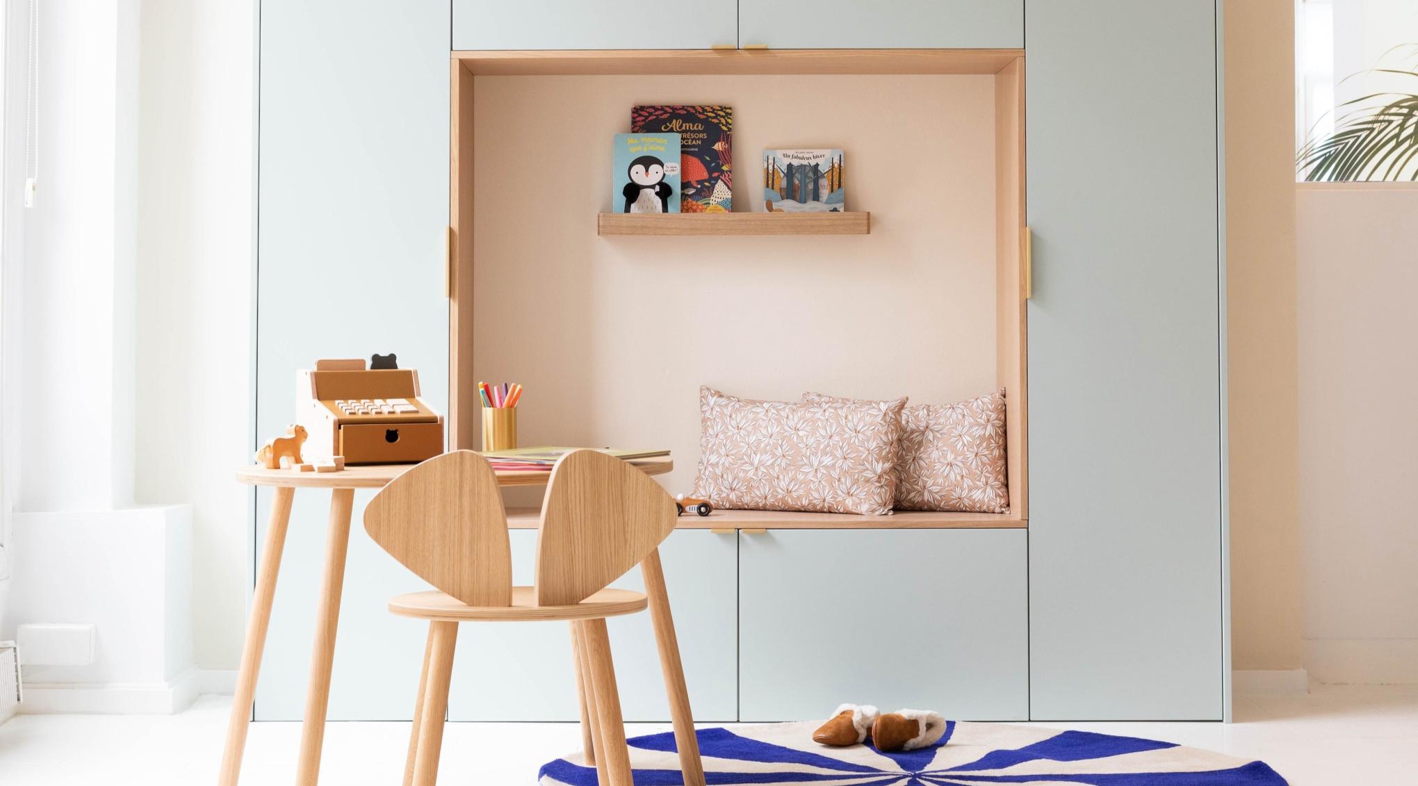 Leseecke für Kinder realisiert mit Fronten aus Mattlack Amandier grisé