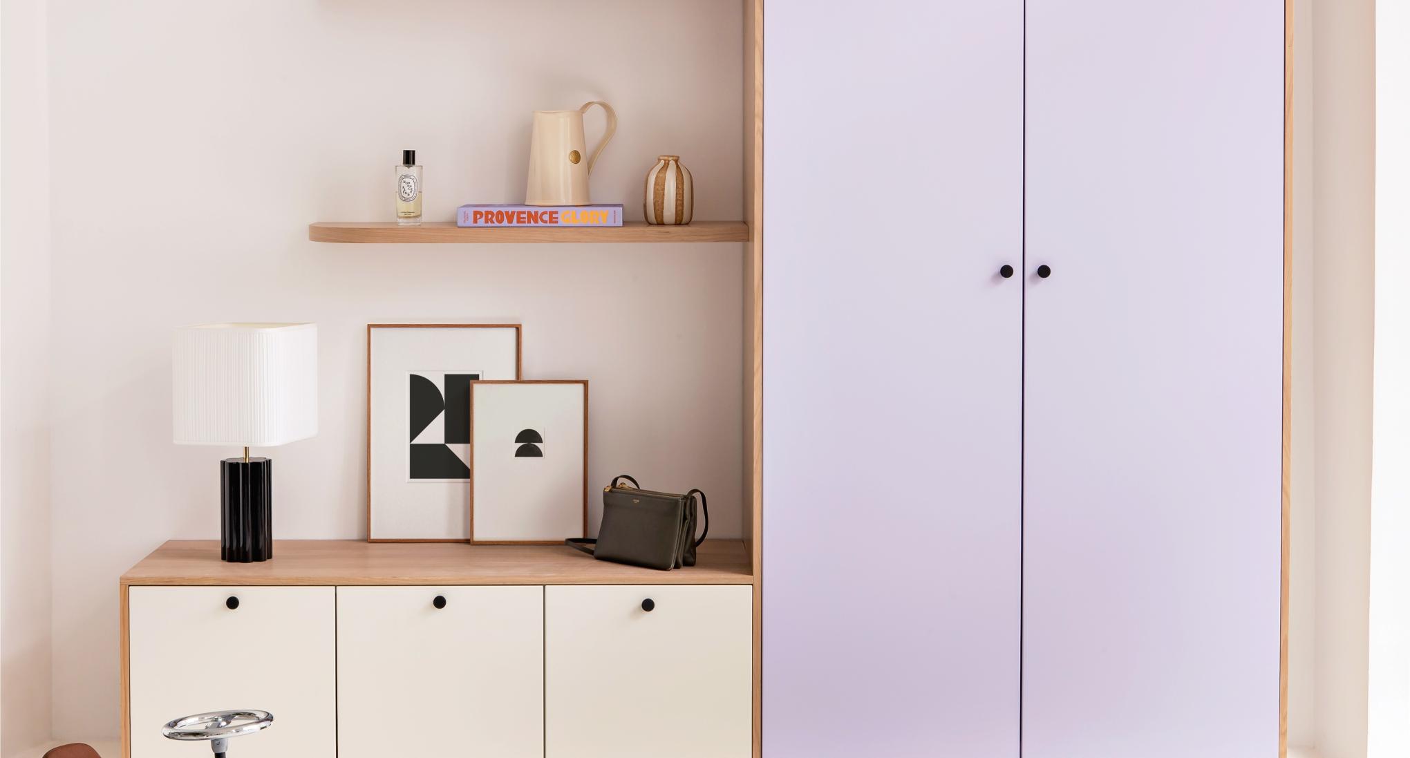 Dressing lilas avec étagère flottante arrondie en chene