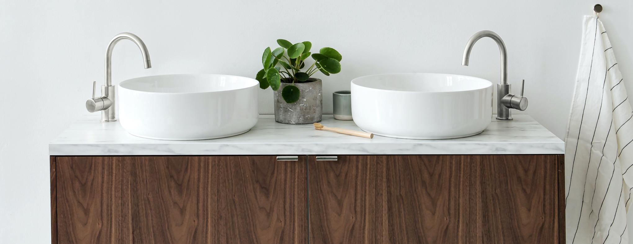 Meuble de salle de bain en noyer naturel