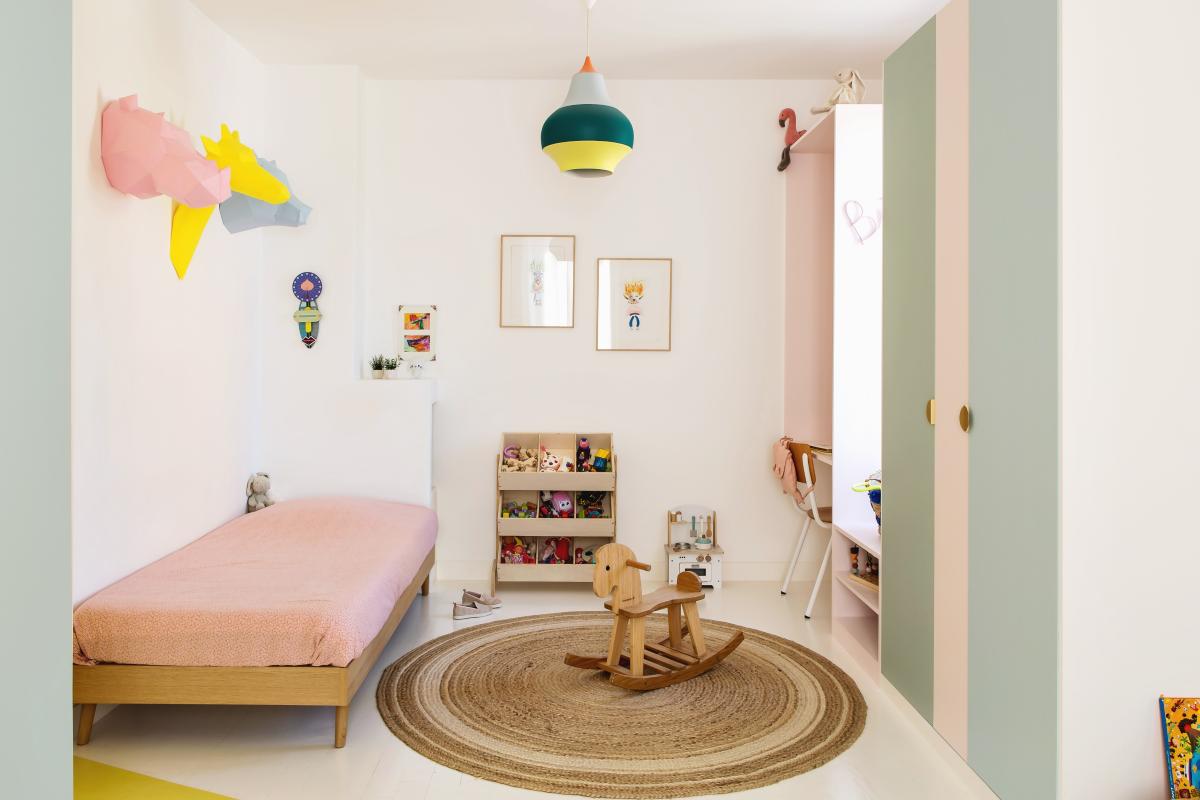 La chambre de Bianca et Léonie  - ⓒ Hervé Goluza pour Plum Living