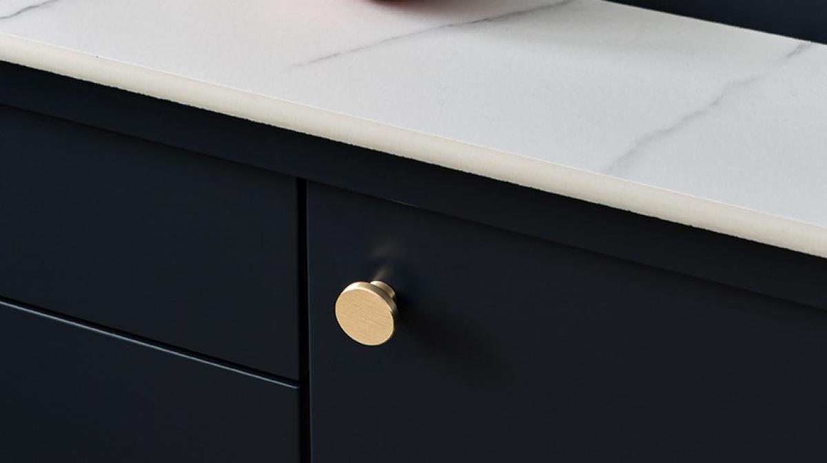 Poignée mini-rond laiton cuisine bleu nuit