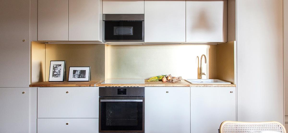 Cuisine beige crédence laiton