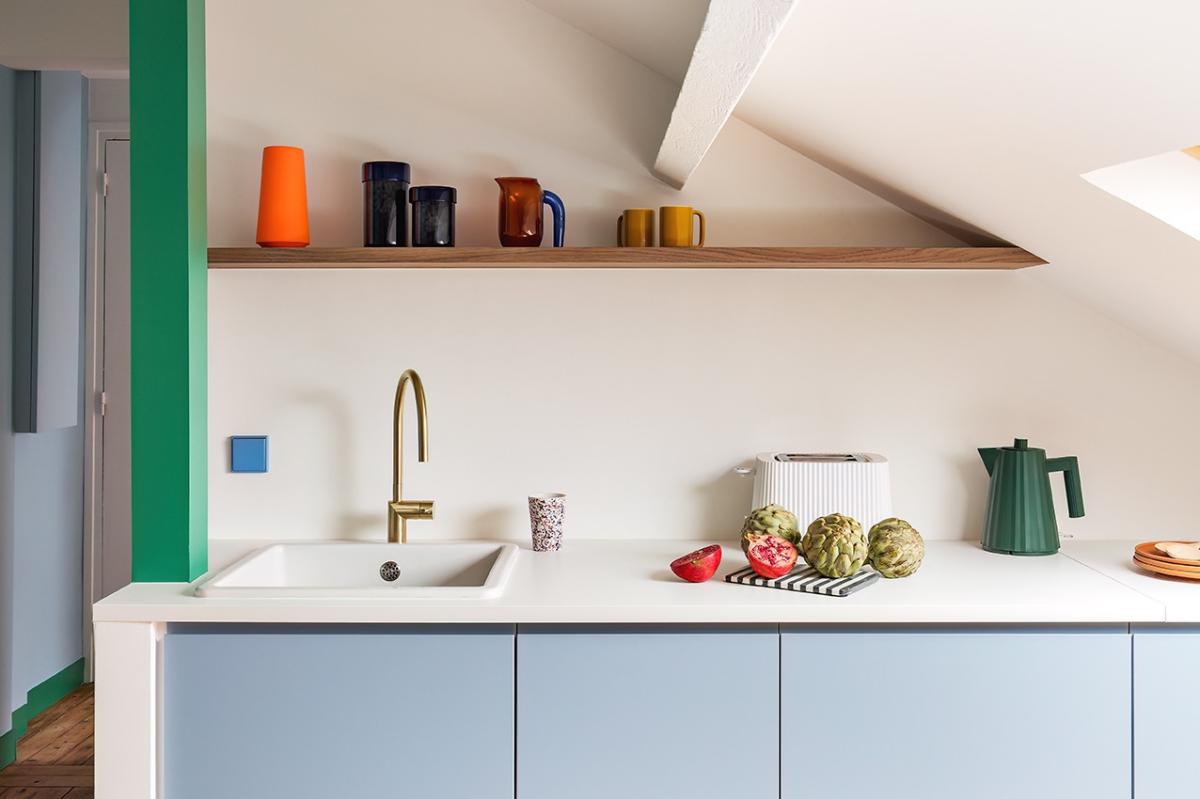 Cuisine bleu Iceberg avec détails verts et laiton, étagère flottante en noyer