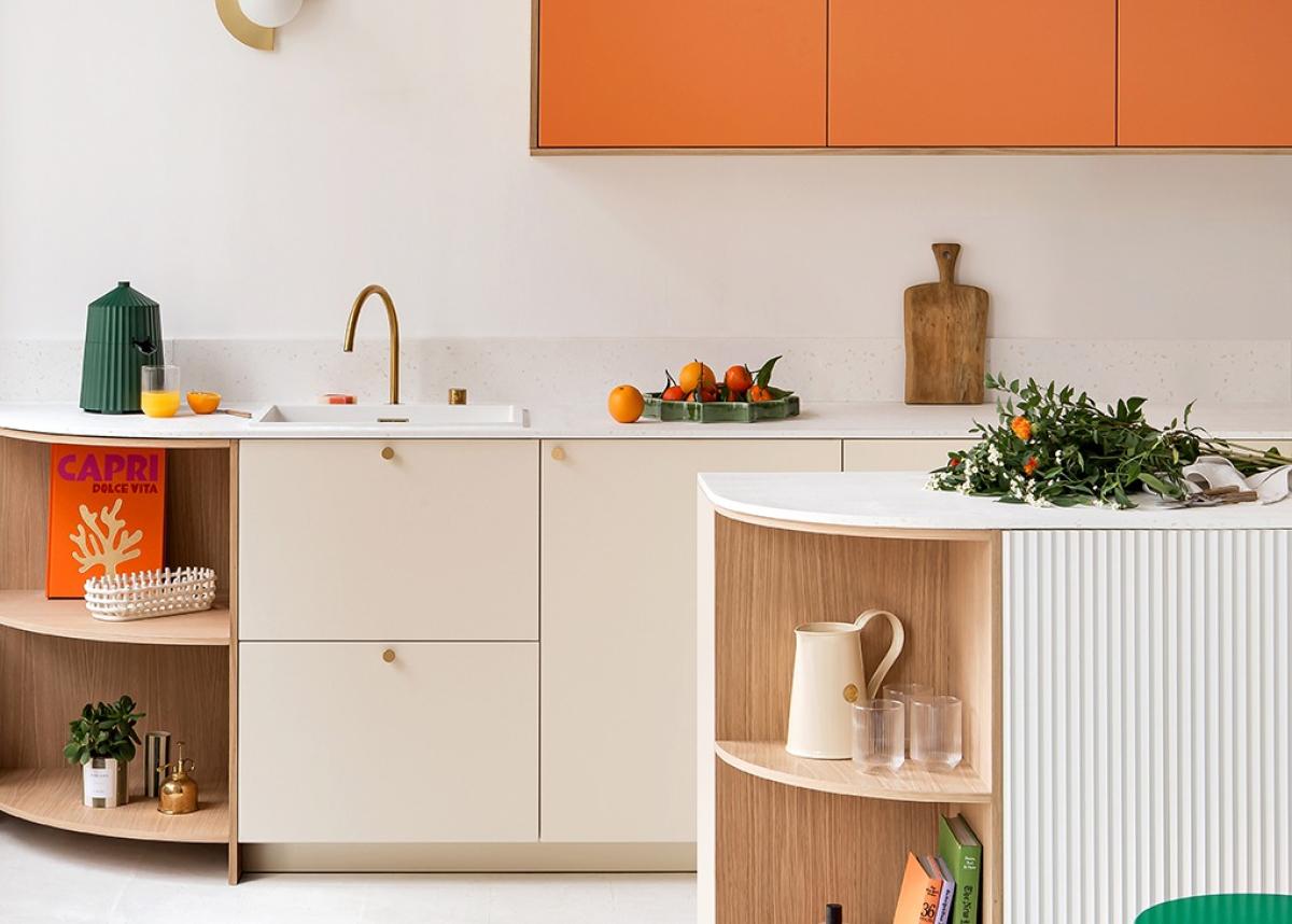 Cuisine Ivoire et Oranger avec caisson ouvert en Chêne naturel